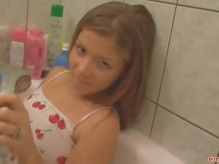 Nat tiener in de badkuip